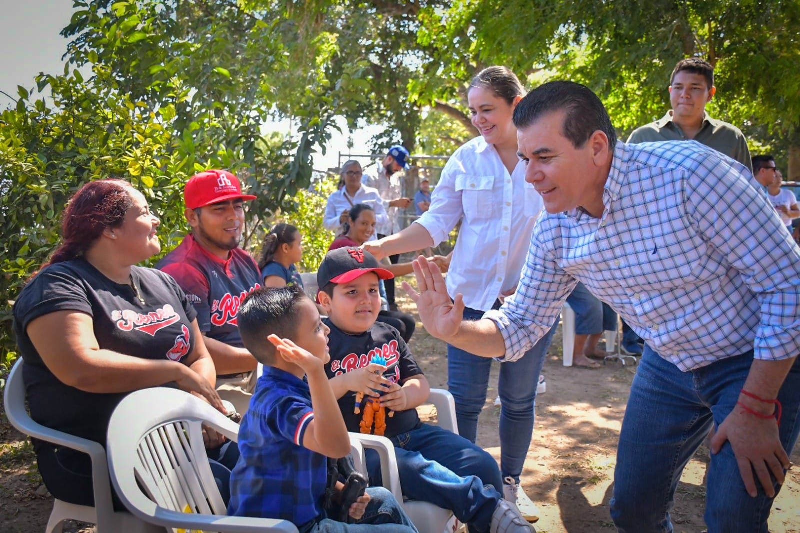 Visita Édgar González la zona rural de Mazatlán escucha las