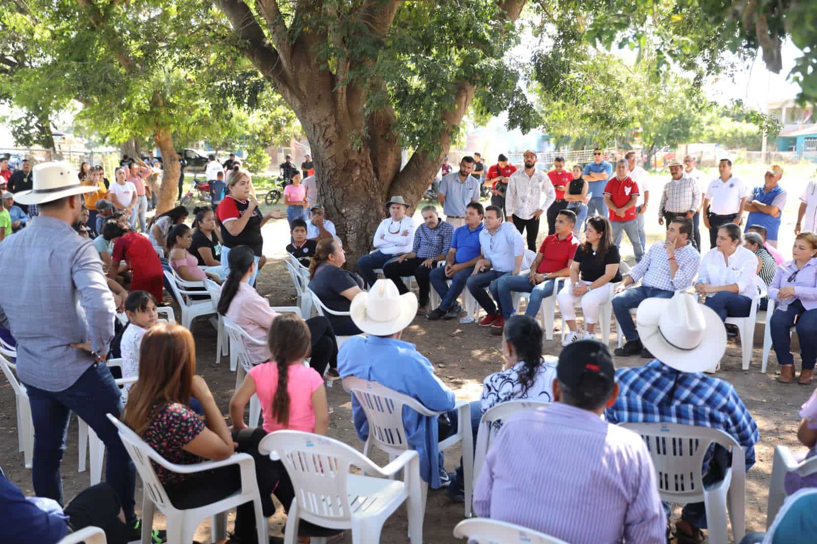 Visita Édgar González la zona rural de Mazatlán escucha las