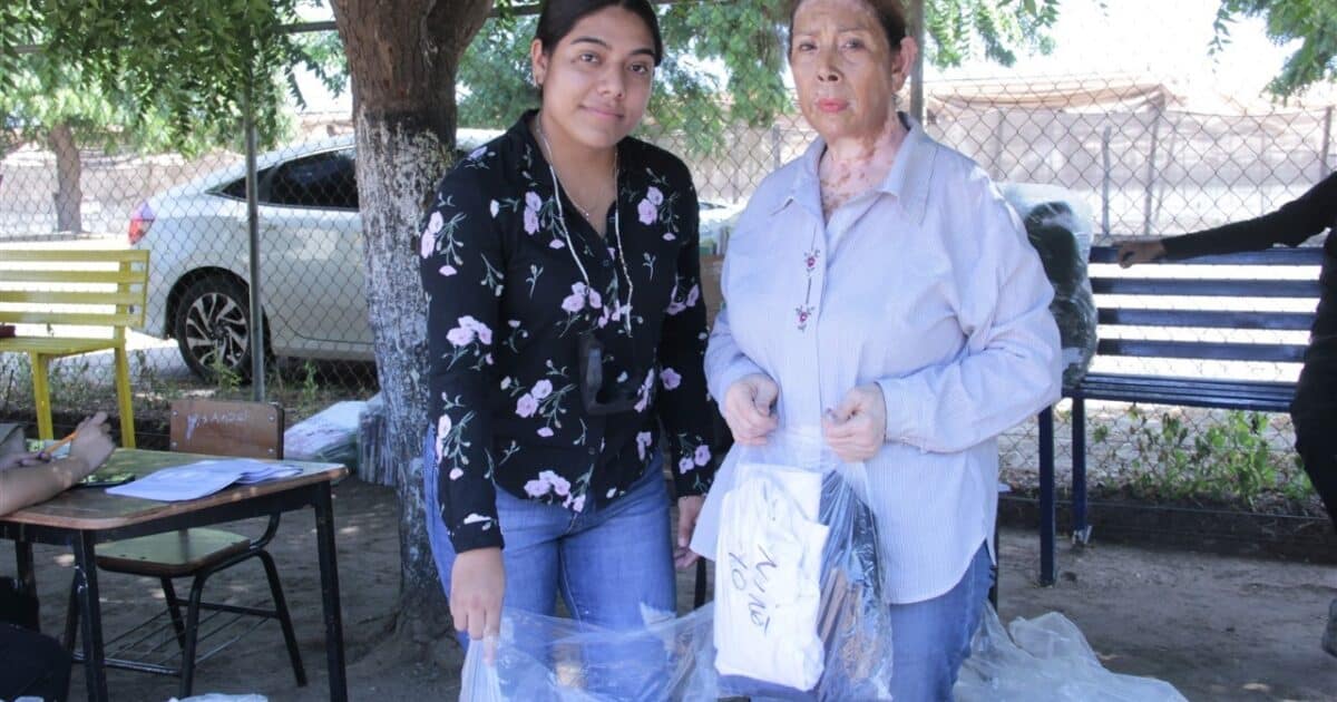 entrega de uniformes y útiles escolares 2 Línea Directa