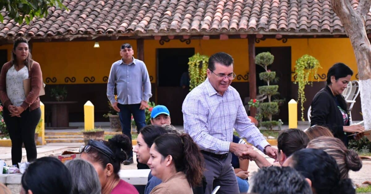 Alcalde de Mazatlán visita Puerta de Canoas y vecinos entregan