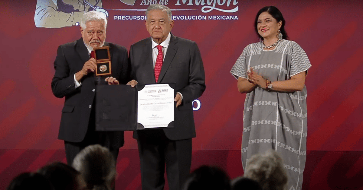 Mañanera se convierte en ceremonia y AMLO hace entrega de