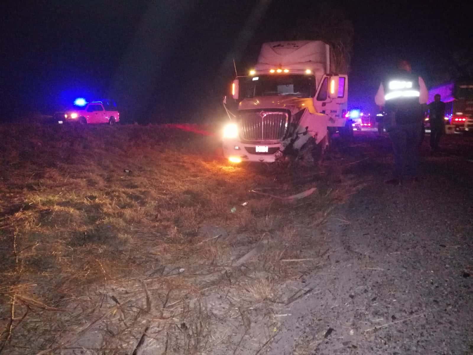 Choque de tráiler con amoniaco moviliza los cuerpos de emergencia en