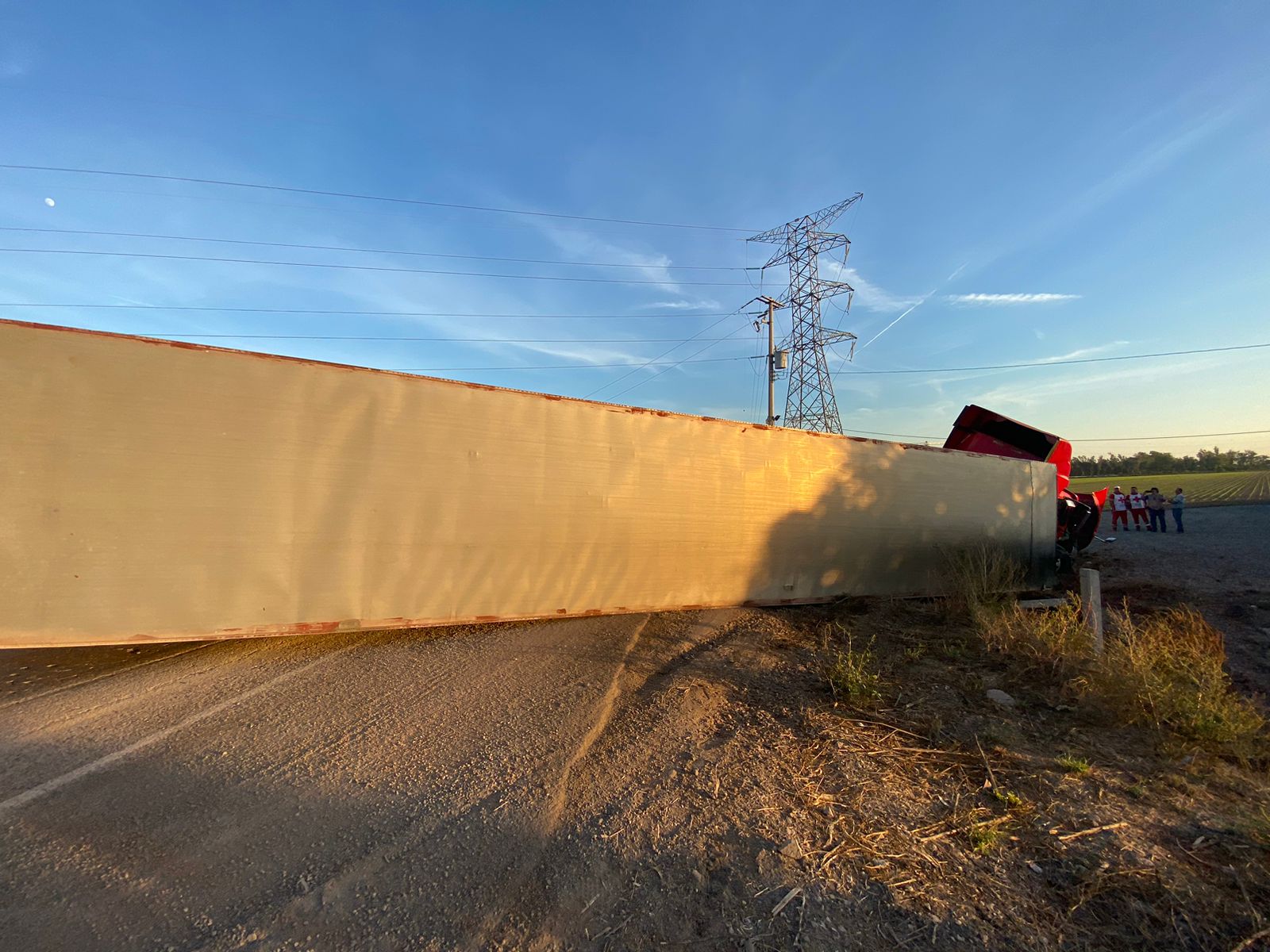 Una falla mecánica causa la volcadura de un tráiler en Ahome Línea