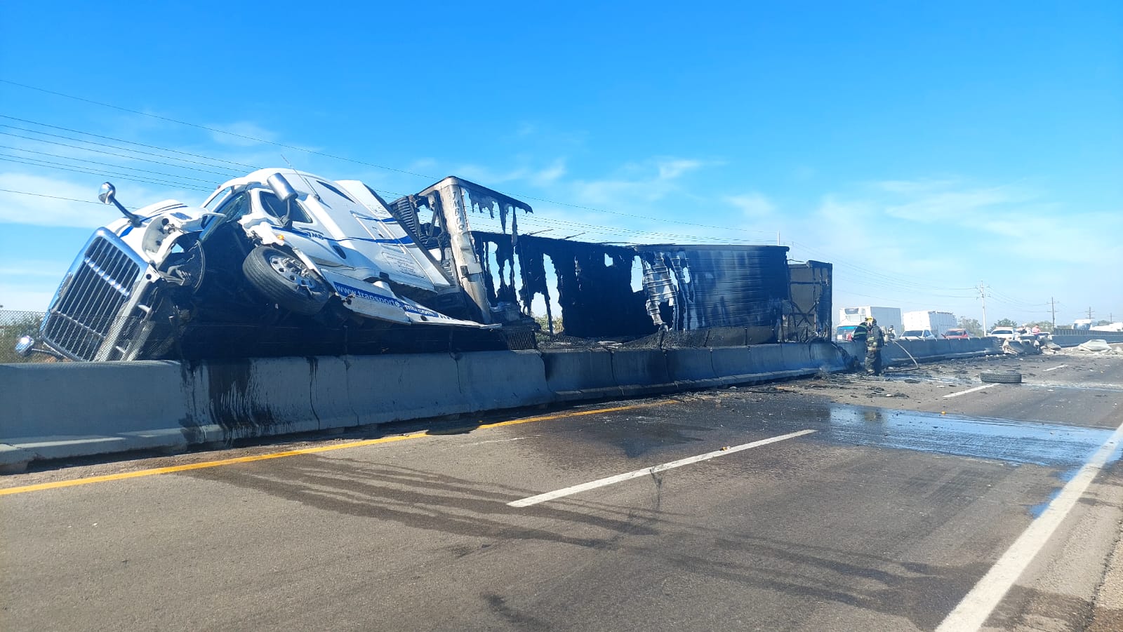 El fuego empezó en las llantas Se incendia tráiler tras chocar en