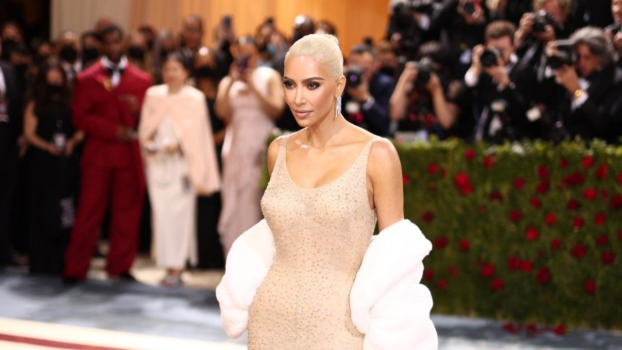 Kim Kardashian Recibe Duras Cr Ticas Al Da Ar El Hist Rico Vestido De