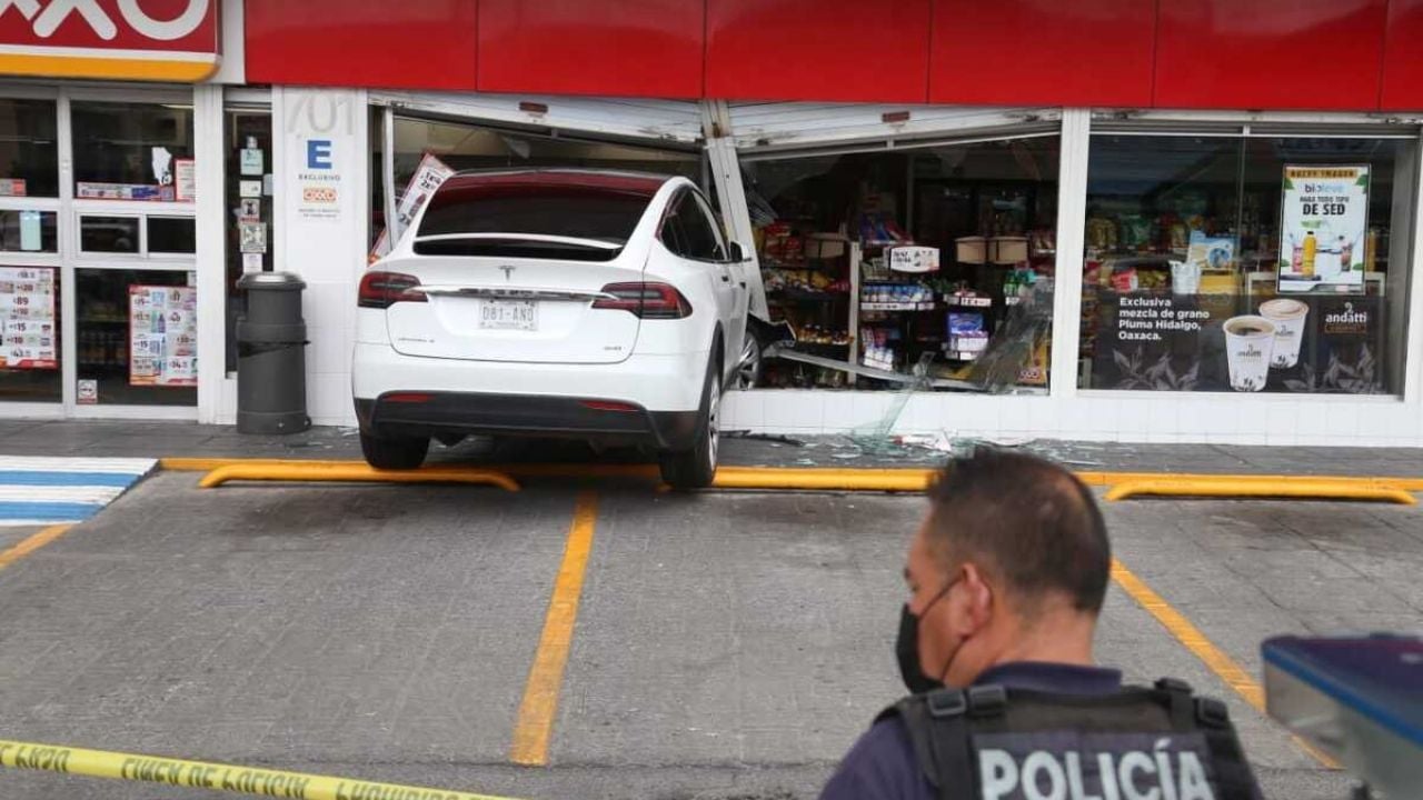 Vaya Accidente Veh Culo Tesla Se Estampa Contra Un Oxxo En Pachuca