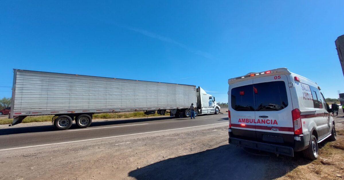 Chocan tráiler y camión de pasajeros por la México 15 en Ahome hay