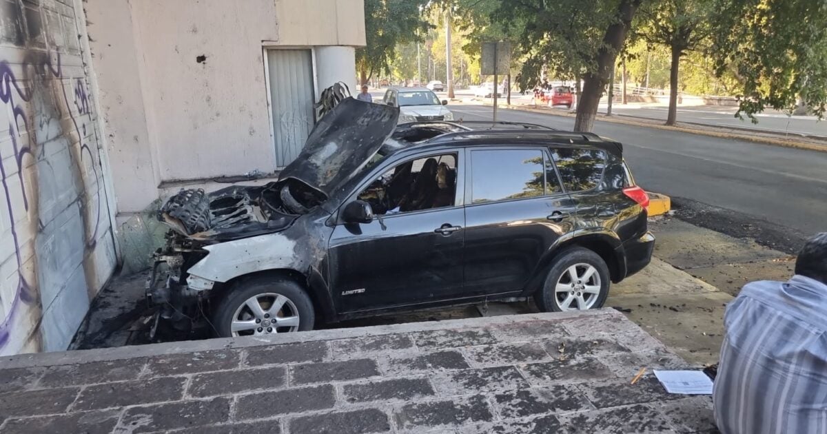 Se Quem El Motor E Interiores Camioneta Estacionada Se Incendia En