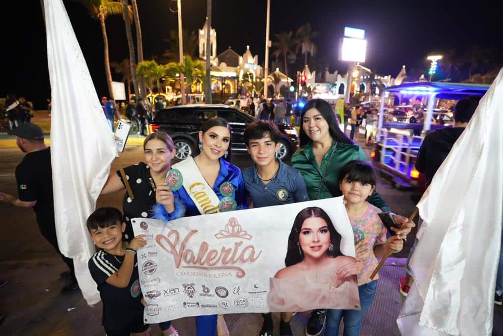 Dan probadita de la alegría del Carnaval frente al Monumento a la