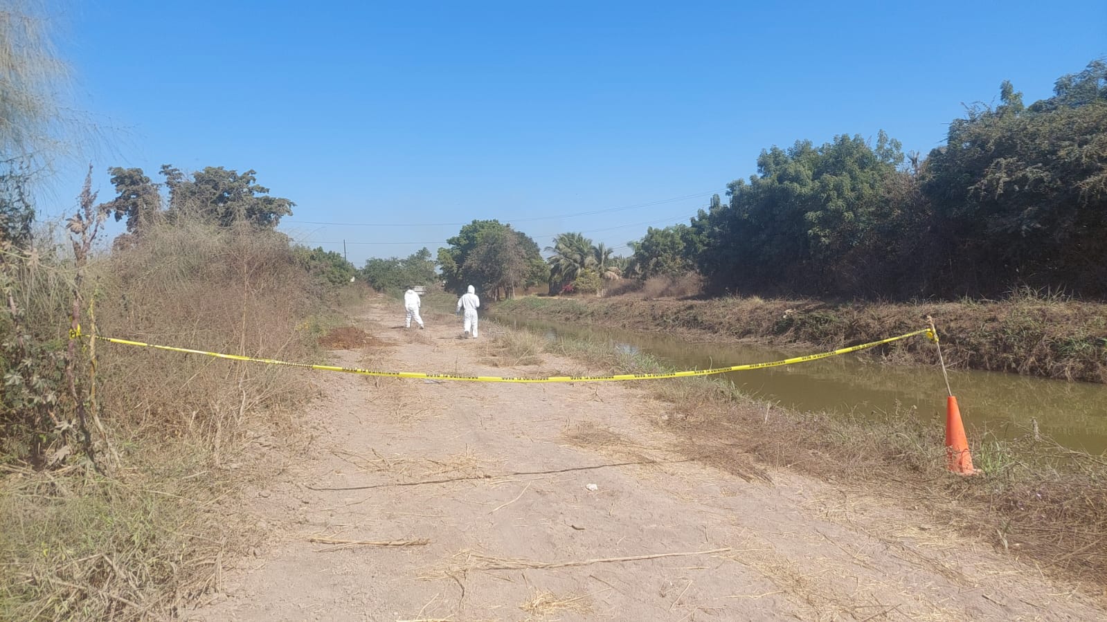 En estado de descomposición hallan cadáver de hombre flotando en canal