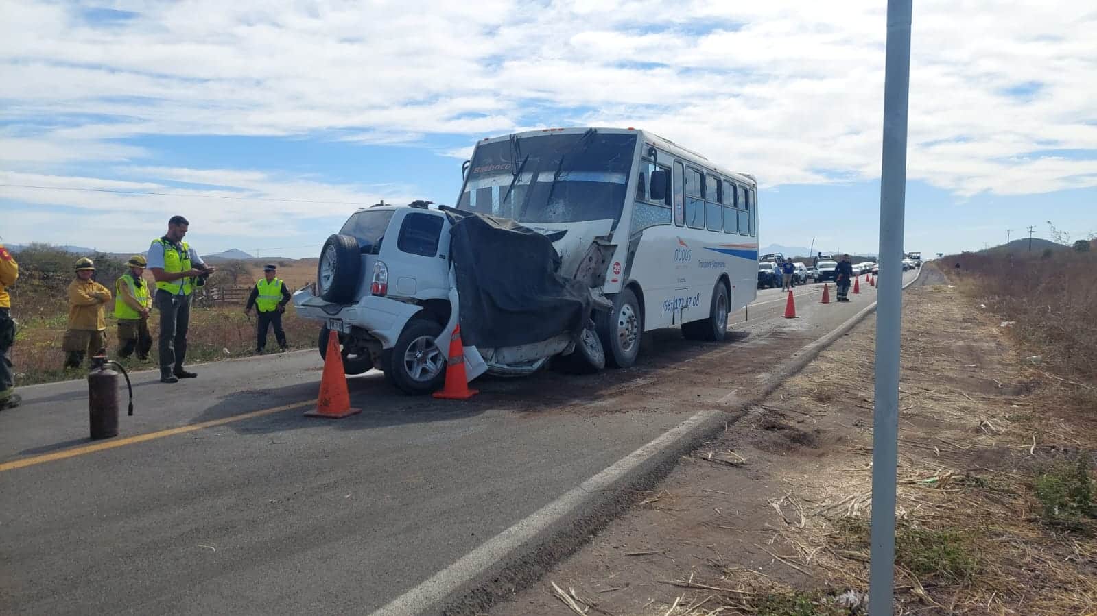 Queda Prensado Encontronazo Entre Cami N Y Camioneta Deja Un Muerto En