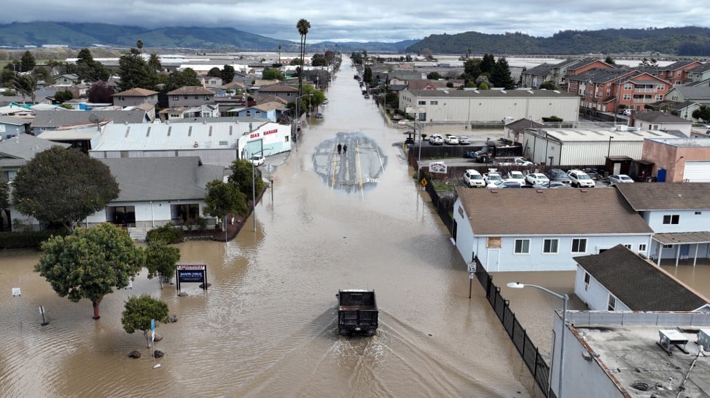 Tormenta en California deja dos muertos y al menos 10 000 bajo órdenes