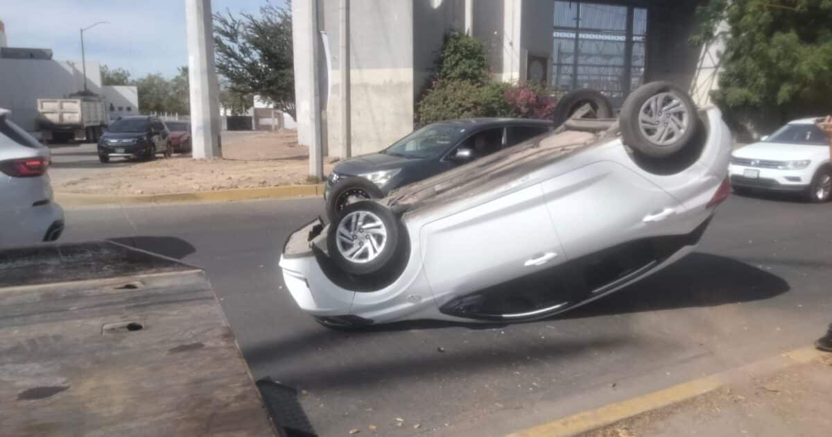 Con las llantas hacia arriba Auto queda volcado después de ser