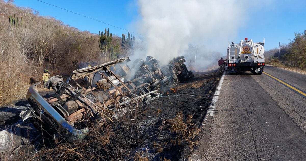 El Chofer Se Qued Dormido Vuelca Tr Iler Por La Mazatl N Culiac N Se