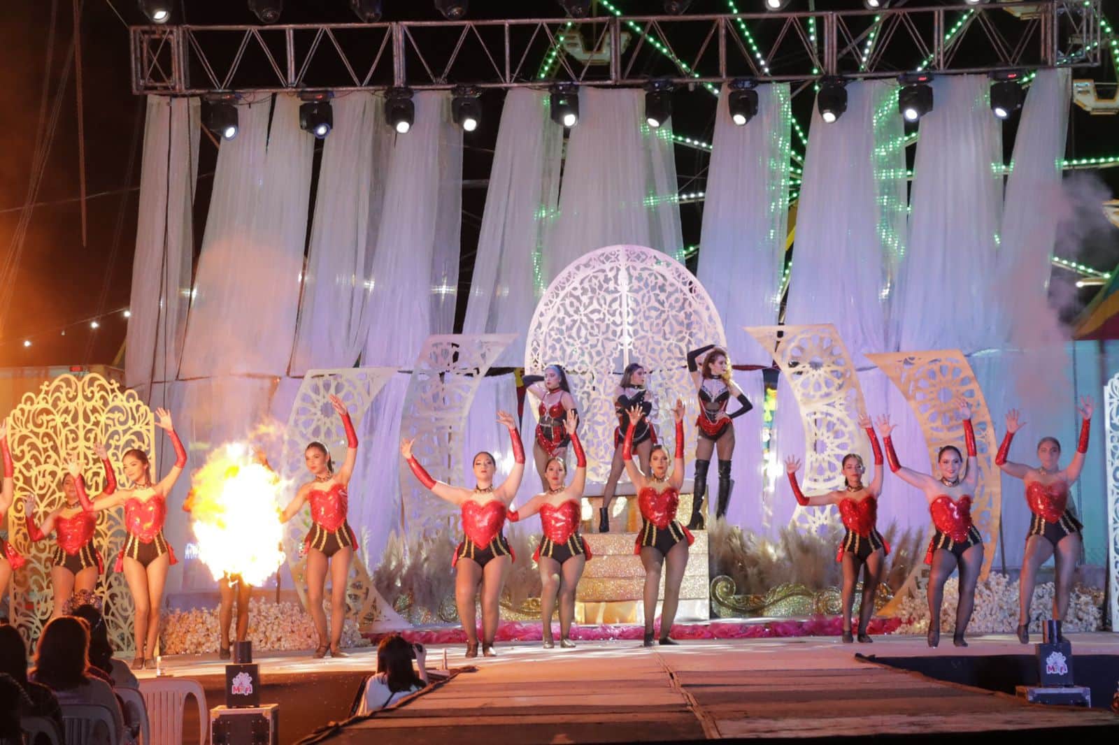 Mar A Jos I Es Coronada Reina De Los Juegos Florales De La Feria De La