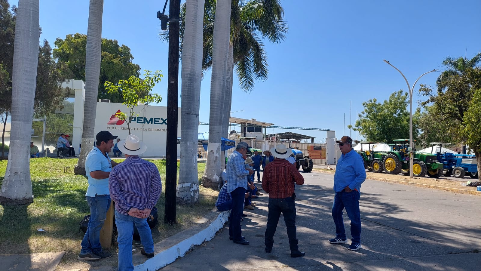 Los Tractores No Se Quitan Productores Mantienen Toma De Planta De