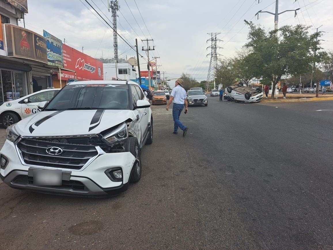 Bebé de seis meses y su mamá quedan lesionados tras volcadura en el