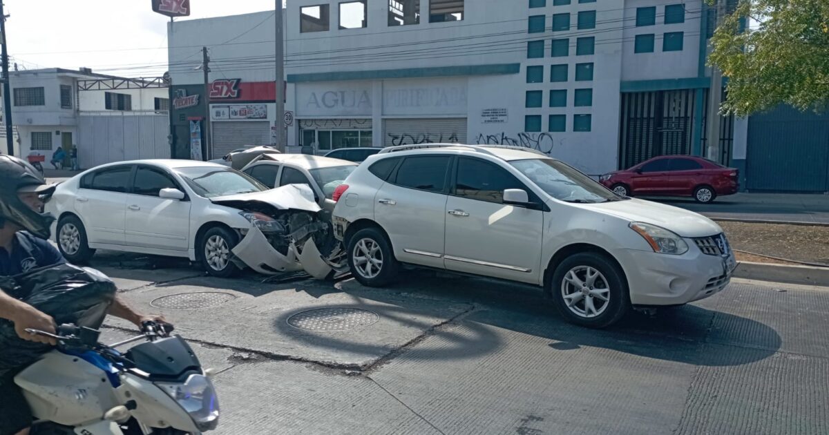 Aparatosa carambola por la avenida Gabriel Leyva en Mazatlán deja daños