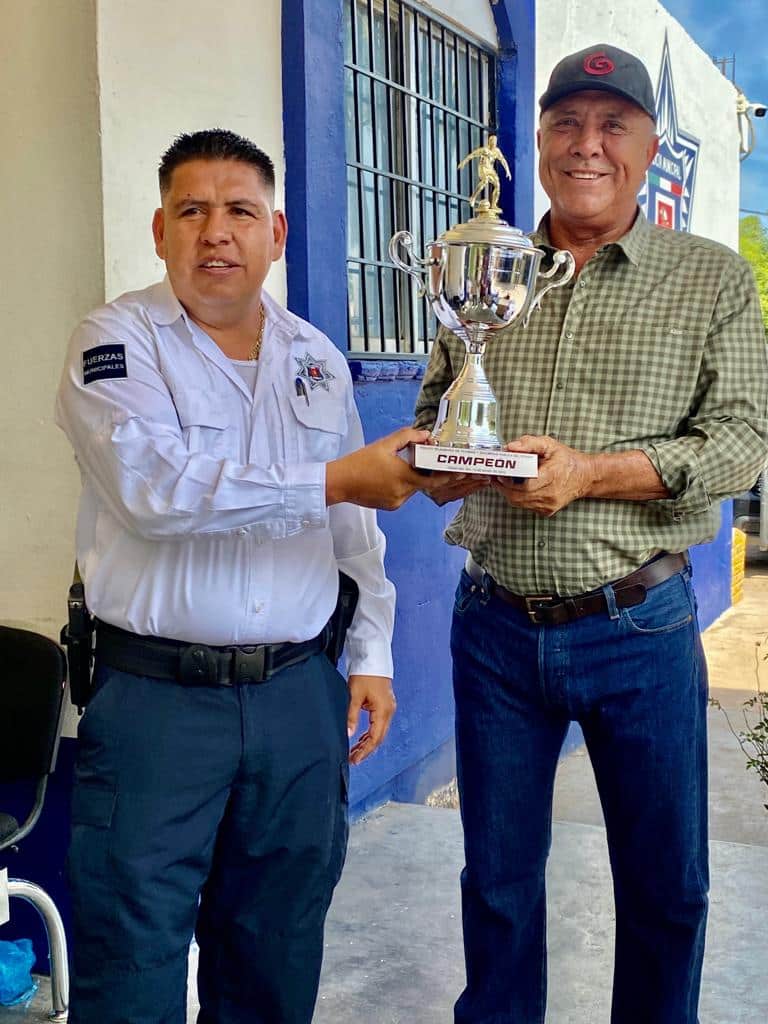 Elementos de la DSPyTM en El Fuerte reciben uniformes y equipo táctico