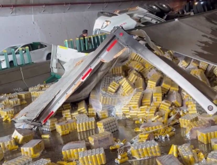 Las latas quedaron regadas Vuelca tráiler con cerveza por la Mazatlán