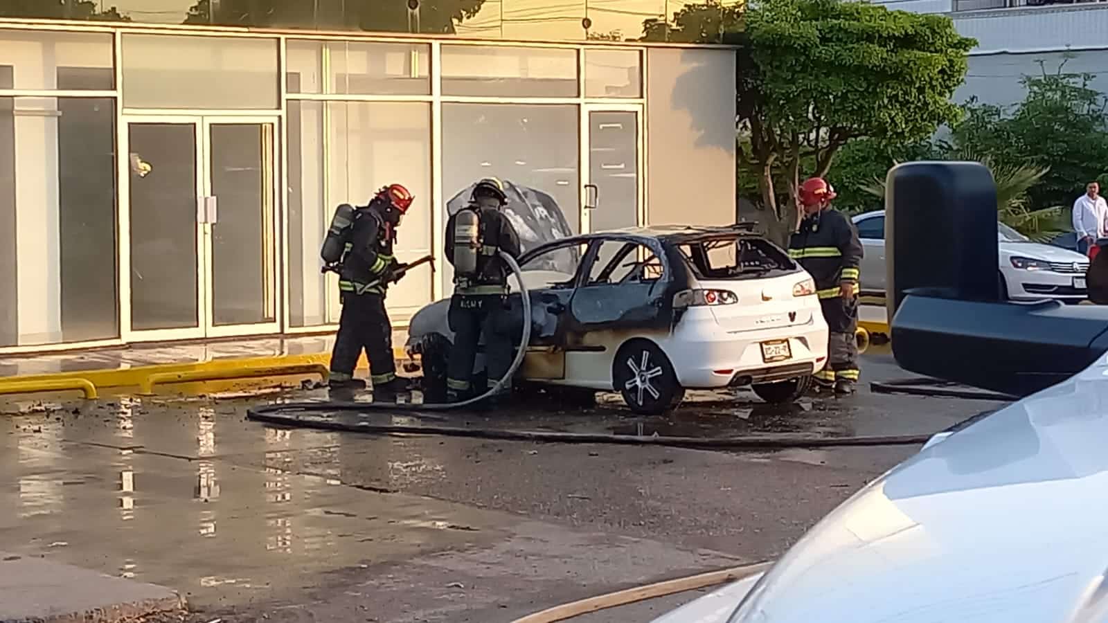 Van 2 por falla del motor Se incendia Seat Ibiza en el Lola Beltrán