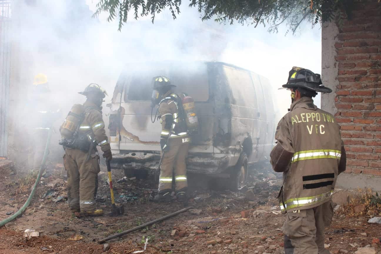 Incendio Consume Por Completo Una Camioneta En La Colonia Jacarandas