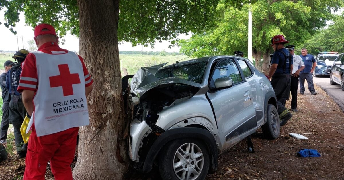 El Renault quedó con el frente destrozado pareja choca contra un árbol