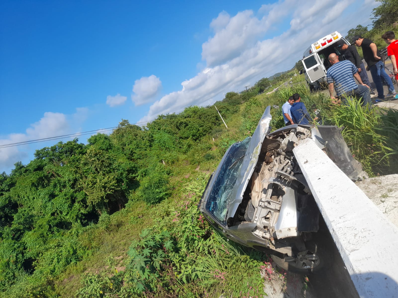 Se Impacta Camioneta Contra Muro De Concreto De Un Puente En Concordia