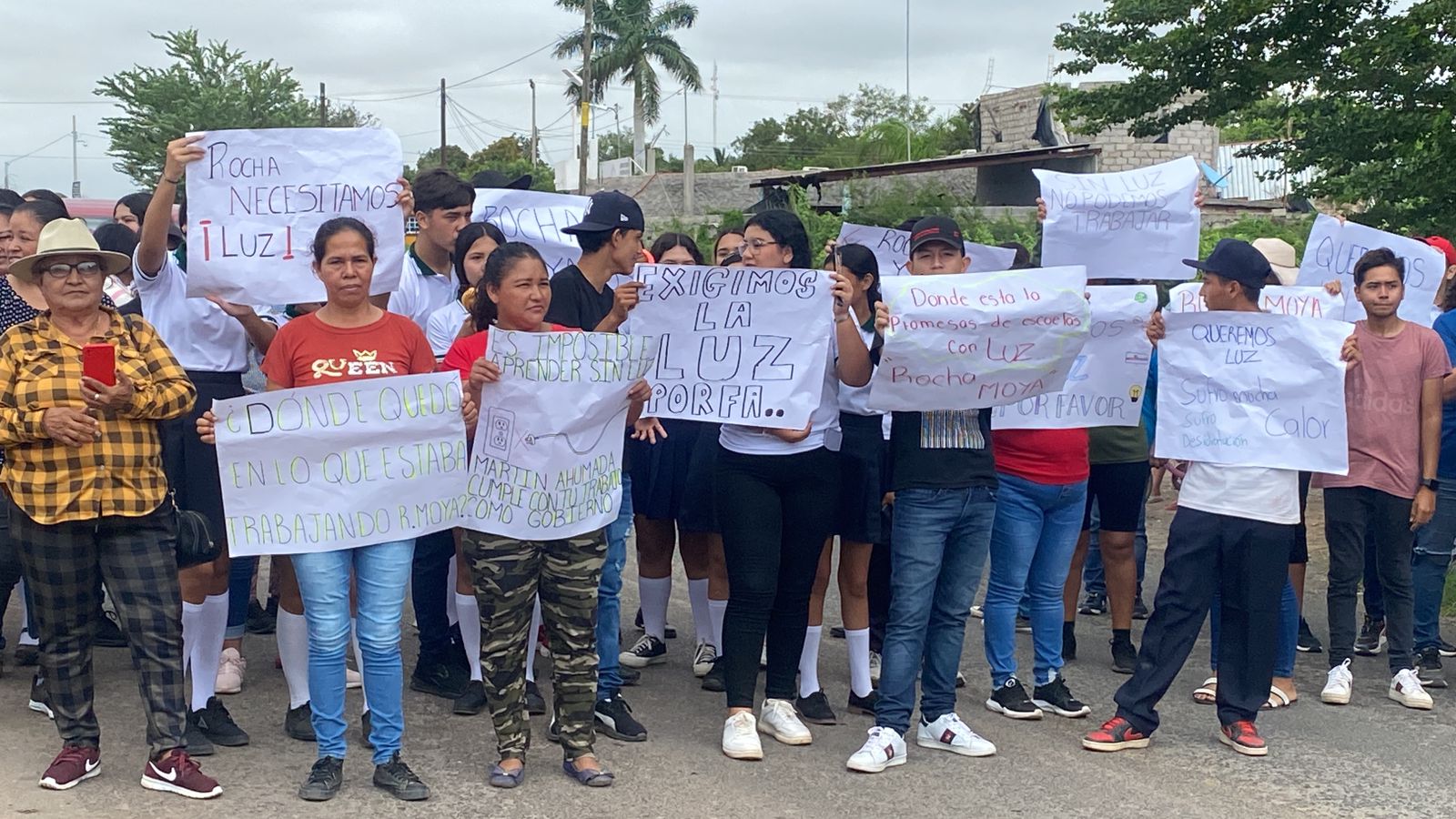 Están hartos y quieren luz Alumnos y papás toman el telebachillerato