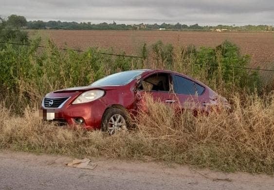 Carmina se salió de la curva mujer pierde el control del volante y