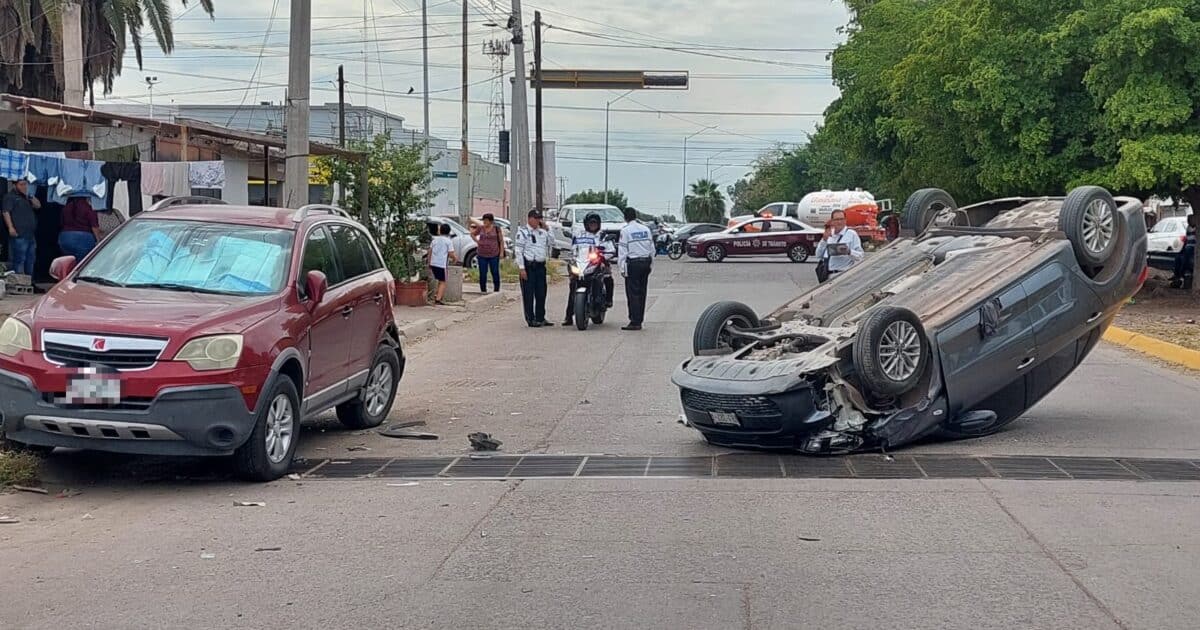 Mujer resulta lesionada tras sufrir una volcadura en su vehículo al