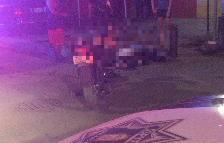 Choque entre motocicleta y automóvil deja un joven muerto y otro