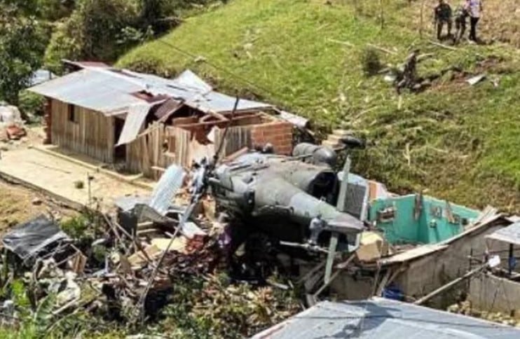 VIDEO Helicóptero militar se desploma sobre un domicilio en Colombia