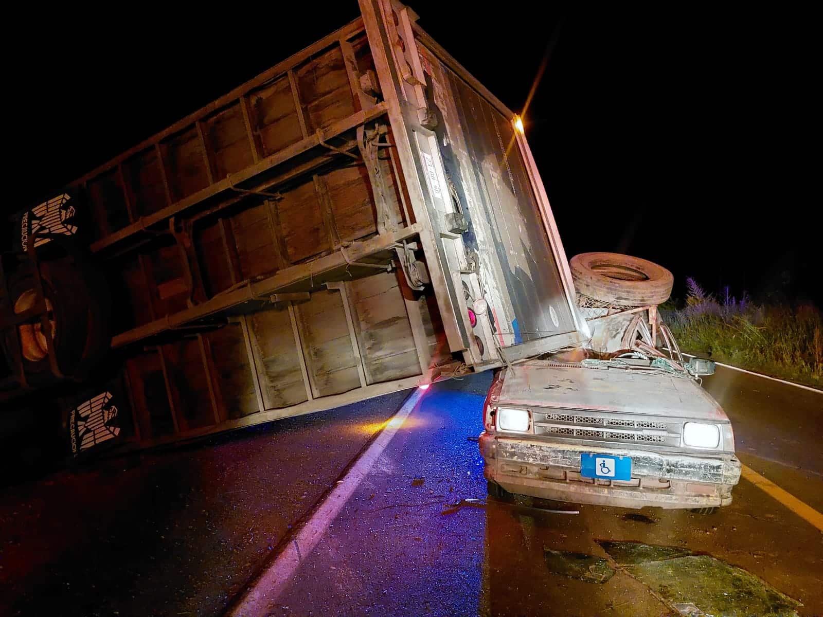 En Culiacán tráiler vuelca sobre la México 15 y camioneta le choca