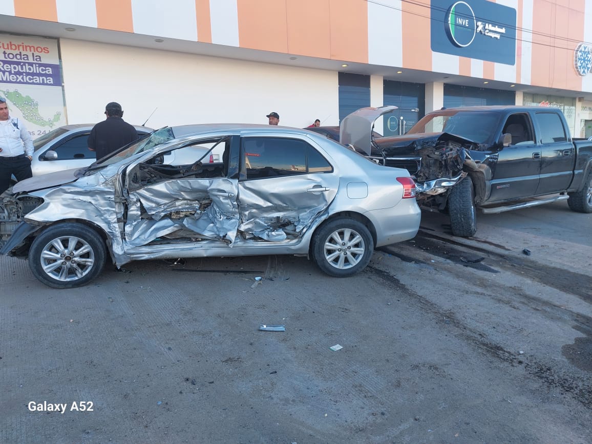 Se brinca el camellón de la México 15 camioneta ocasiona fuerte