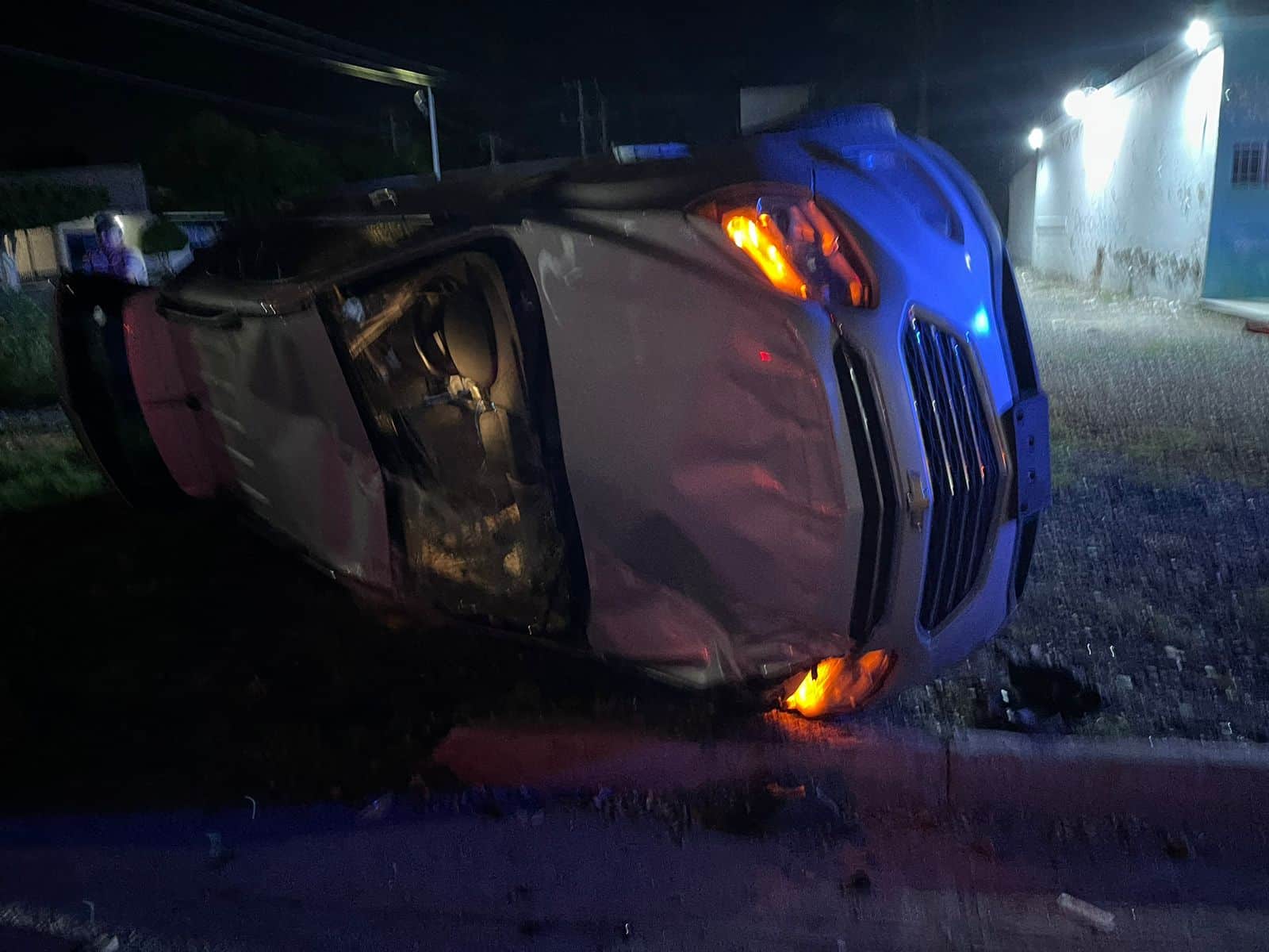 La impactó una camioneta mujer sufre volcadura en la colonia