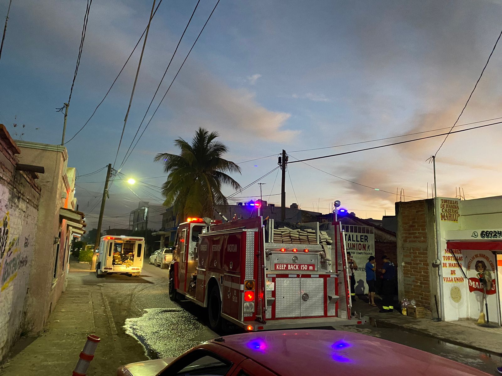 Fuerte incendio consume dos camionetas dentro de taller mecánico de