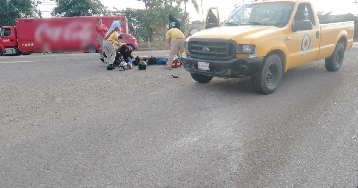 Román y Emely iban en una moto pareja de jóvenes sufren accidente en