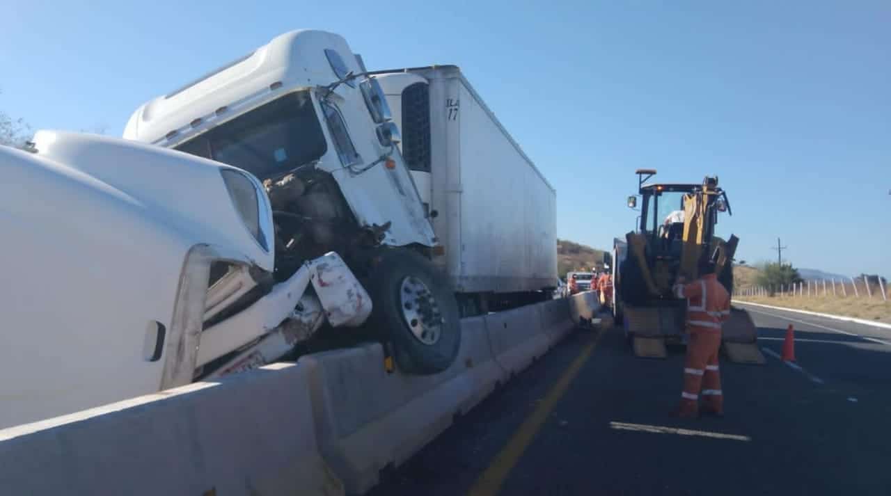 Trailero se impacta con muros de contención de la autopista Benito