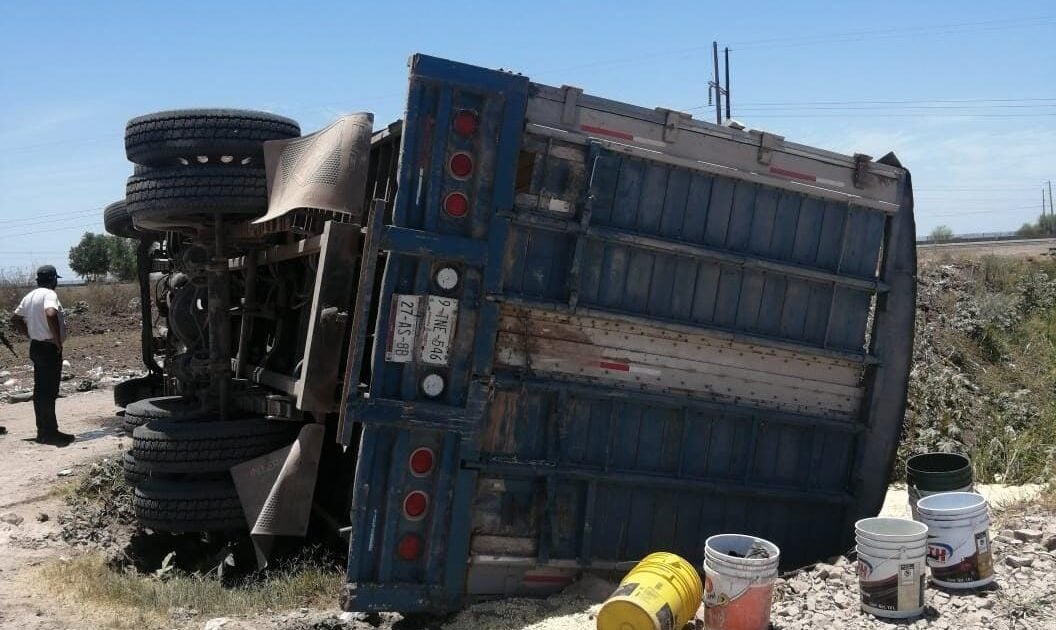 El Grano Qued Regado Vuelca Torton Cargado Con Toneladas De Ma Z