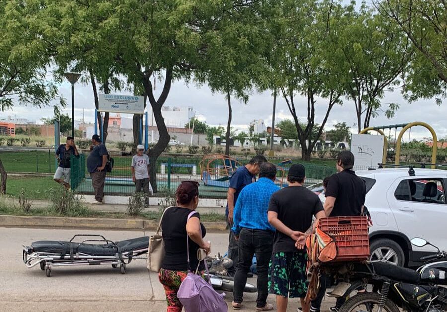 Motociclista Resulta Lesionada Tras Chocar Con Una Camioneta En El