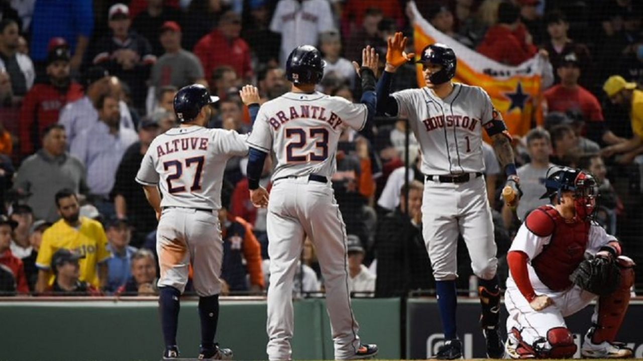 Astros triunfa en Boston y está a un juego de la Serie Mundial Línea