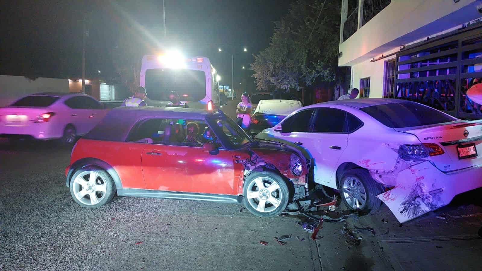 ¡Una mujer herida, un Mini Cooper y una casa con dañadas! Así fue este accidente en Los Mochis
