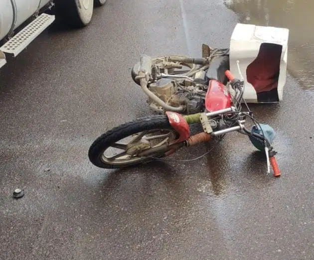 El pavimento estaba mojado: Motociclista derrapa y se impacta contra un tráiler en Mazatlán