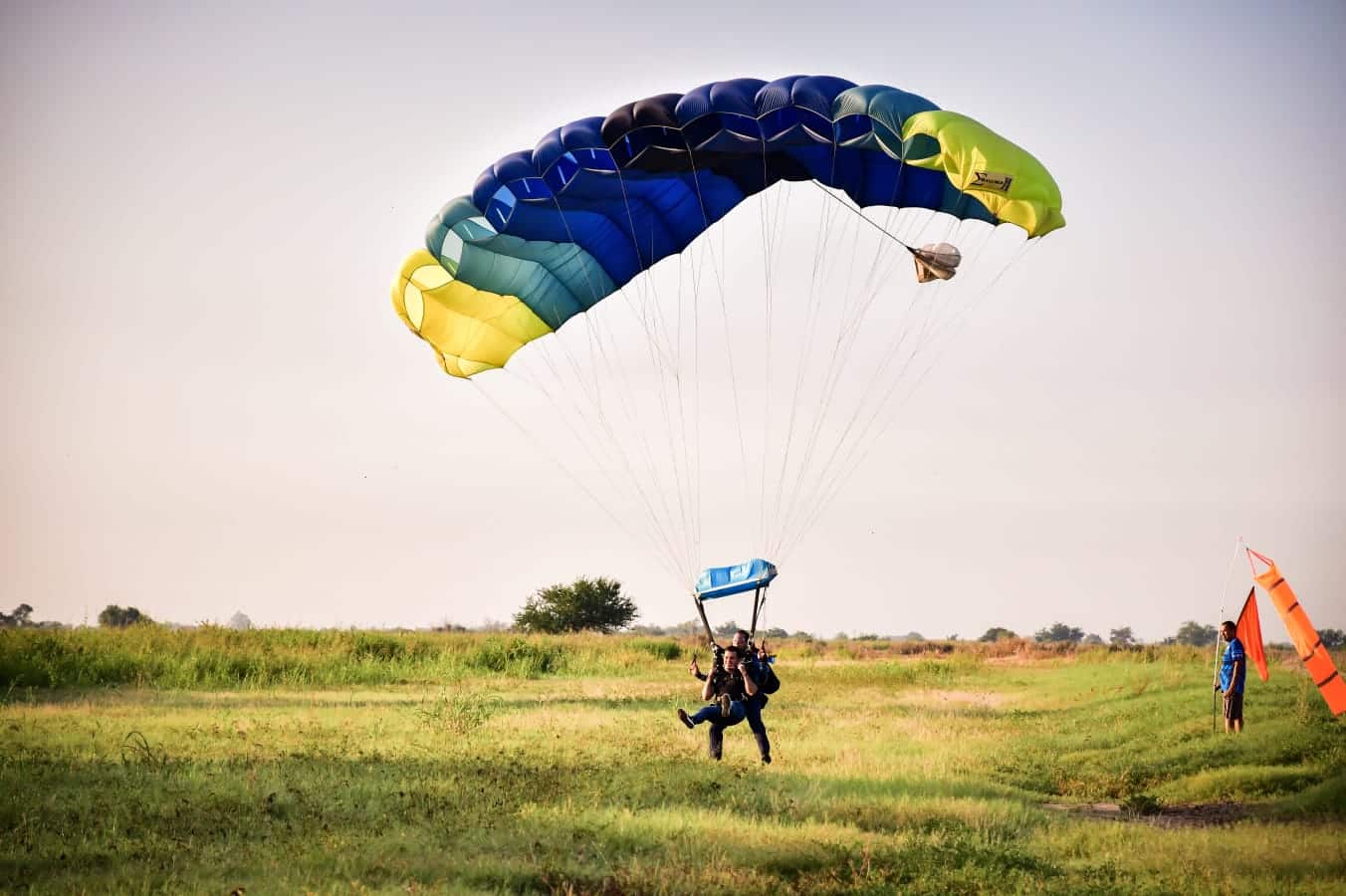 ¡Experiencia al extremo! Culichis entre las nubes; se avientan del paracaídas