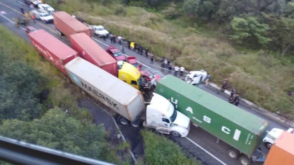 VIDEO: Fatal accidente sobre la Autopista Siglo XXI deja 10 muertos y cantidad de heridos