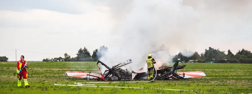 VIDEO: ¡Tragedia en el aire! Aviones de acrobacia caen tras chocar entre ellos en Alemania