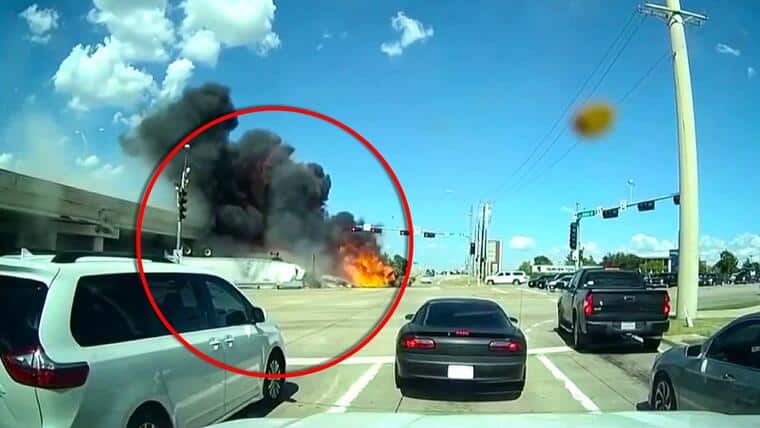 VIDEO: ¡Fatal accidente! Conductor de tráiler muere tras caer de un paso elevado y explotar en Texas