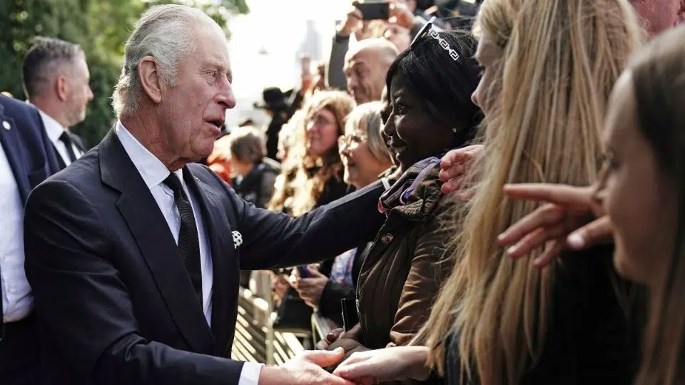 ¡Nuevo escándalo! El rey Carlos III es acusado de racismo tras polémico video