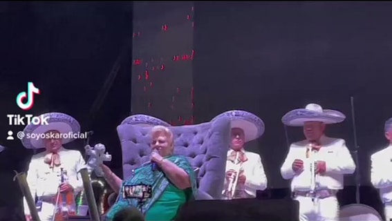 Ahora le tocó a Paquita la del Barrio; ¡le avientan peluche del Dr. Simi!